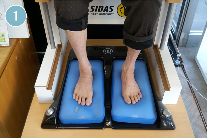 パッドの上に両足を均等に乗せ、空気を入れて立体的に足型を取ります。